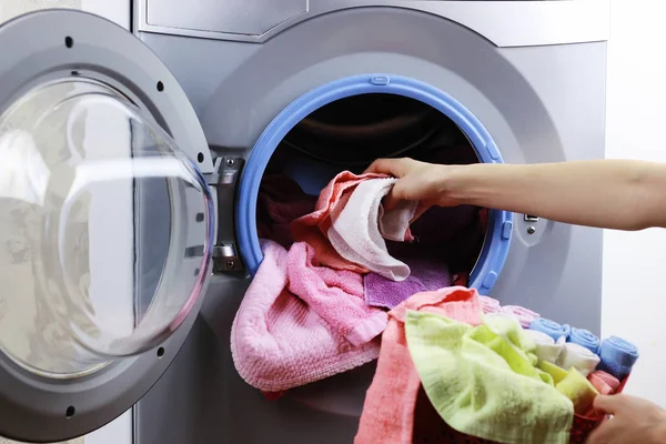 Положить ткань в washer — стоковое фото