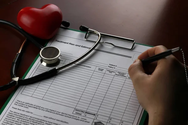 Stetoskop dokumenty medyczne pióro — Zdjęcie stockowe