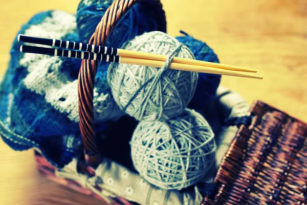 Boules de laine et aiguilles à tricoter — Photo