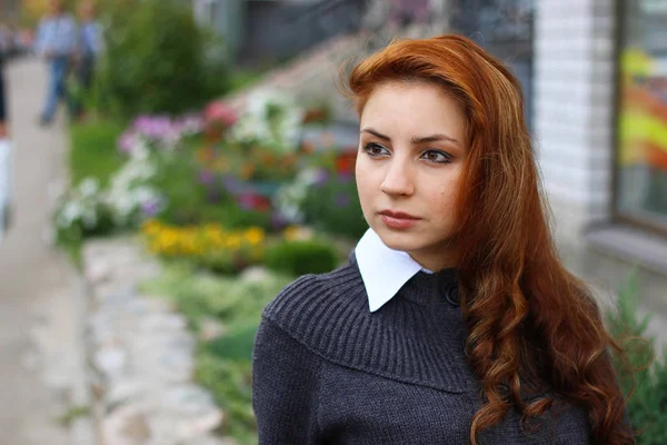 Menina ruiva na jaqueta de outono — Fotografia de Stock