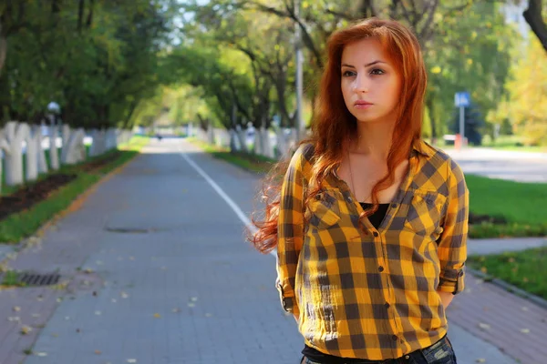 Fille aux cheveux roux dans un chapeau hipster — Photo