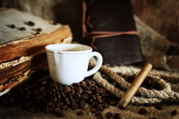 Biji kopi dengan latar belakang tekstil — Stok Foto