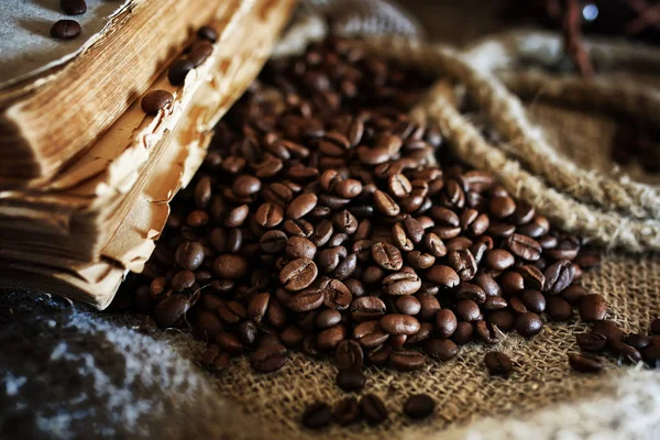 Kaffeebohne auf textilem Hintergrund — Stockfoto