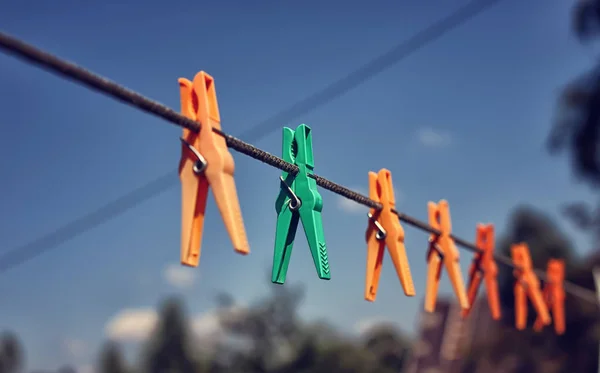 Pinza de ropa de color en la cuerda al aire libre —  Fotos de Stock