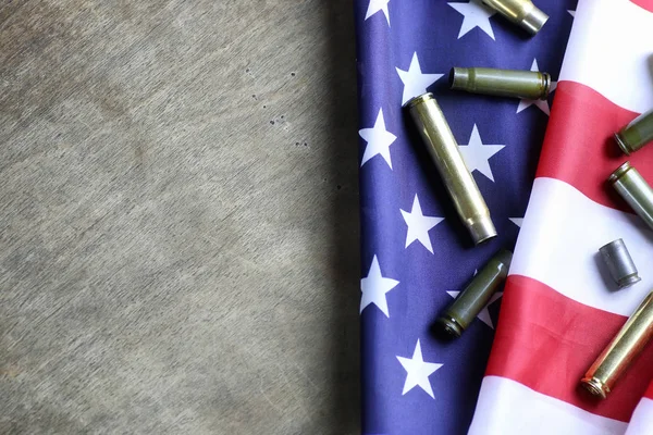 Kugel auf der US-Flagge — Stockfoto
