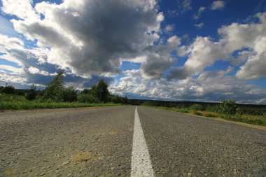 yol alan bulutlu peyzaj