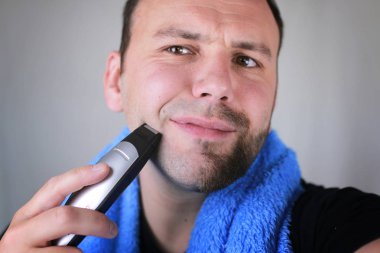 sakallı adam tıraş