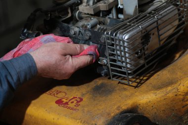 Çim biçme makinesi motoru tamiri