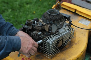 Çim biçme makinesi motoru tamiri