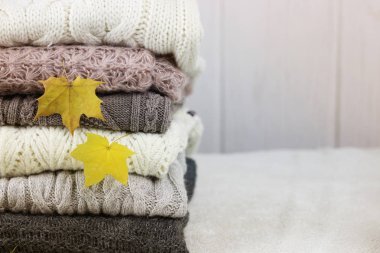 Sonbahar konsepti yığın kazak örme