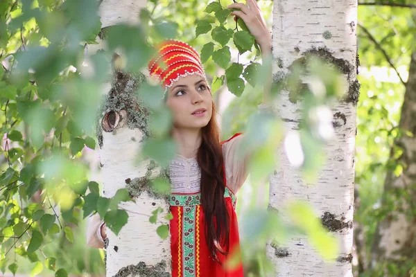 Escravo em vestido tradicional escondido atrás de árvores — Fotografia de Stock