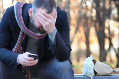 tarihi sonbahar parkta bir bankta bekleyen adam