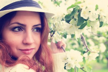 Elma ağacı çiçeğindeki kadın