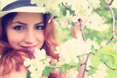 Elma ağacı çiçeğindeki kadın