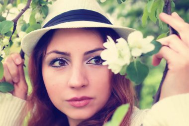 Elma ağacı çiçeğindeki kadın