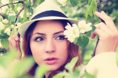 Elma ağacı çiçeğindeki kadın