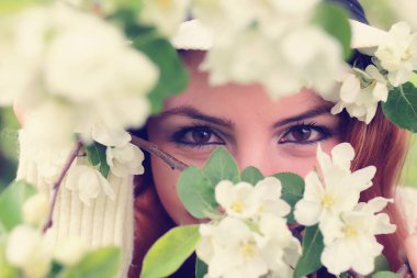 Ağaç dalındaki kız gözü