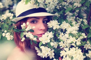 Elma ağacı çiçeğindeki kadın