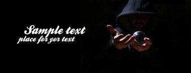 adam siyah başlıklı cristal topu ve metin için boş yer