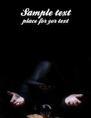 adam siyah başlıklı cristal topu ve metin için boş yer