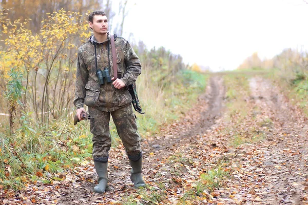 Homem caçador ao ar livre na caça outono — Fotografia de Stock