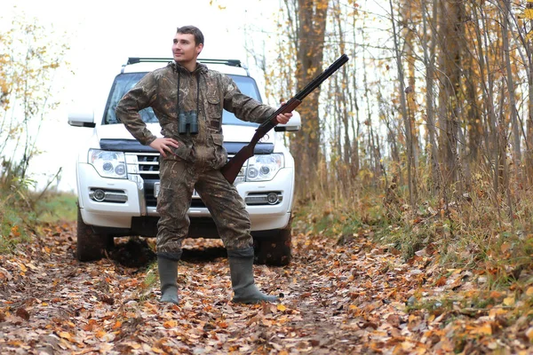 Homem caçador ao ar livre na caça outono — Fotografia de Stock