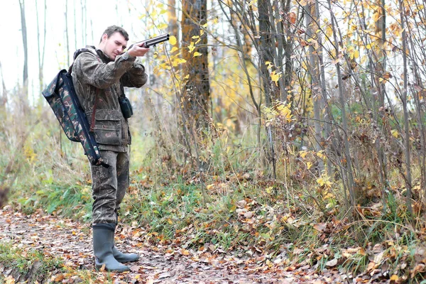 Hombre cazador al aire libre en otoño caza — Foto de Stock