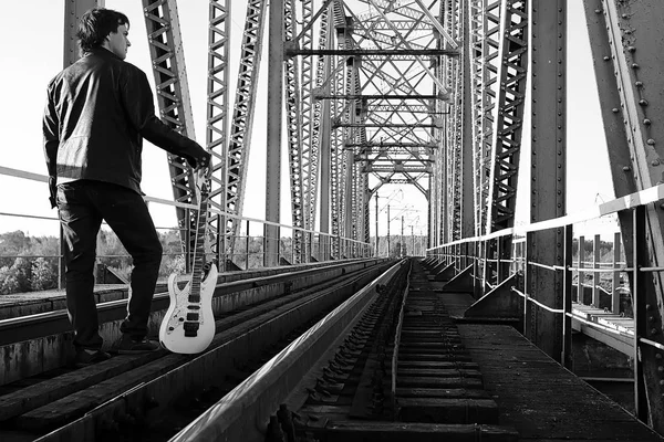 Homem monocromático com uma guitarra elétrica na landsca industrial — Fotografia de Stock