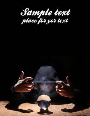 adam siyah başlıklı cristal topu ve metin için boş yer