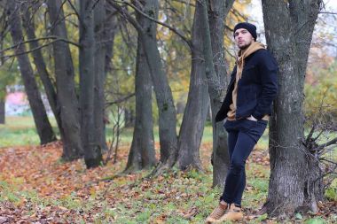 sonbaharda yakışıklı sakallı adam