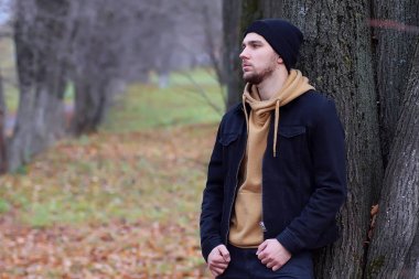 sonbaharda yakışıklı sakallı adam