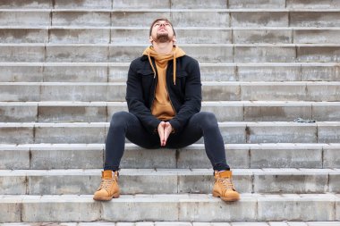 Sakal yakışıklı bir merdiven üzerinde