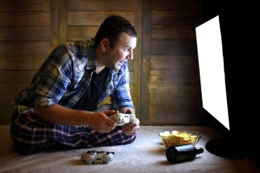 adam bir konsol oyun çubuğu büyük Tv önce üzerinde oynamak