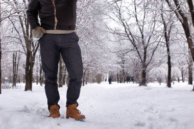 sakallı adam kış Park'ta yürüyordunuz