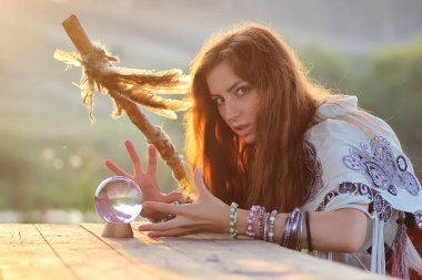 kristal top ile günbatımında cadı