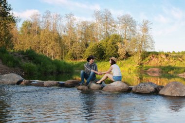 genç insanların çift bahar akşam o günbatımında hayranım