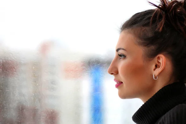 Retrato de hermosa chica con el pelo oscuro — Foto de Stock