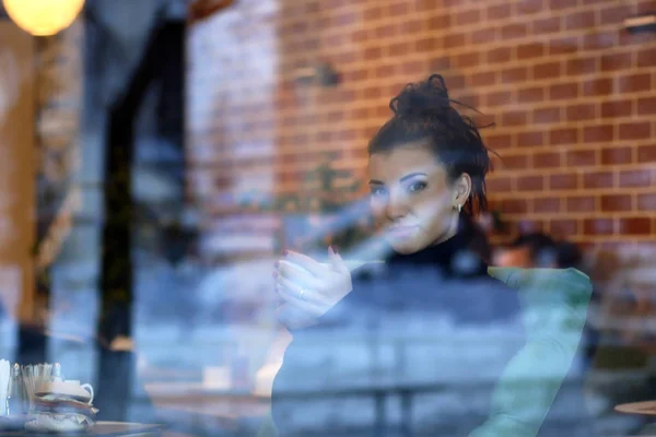 Giovane coppia si incontra in un caffè su un appuntamento — Foto Stock