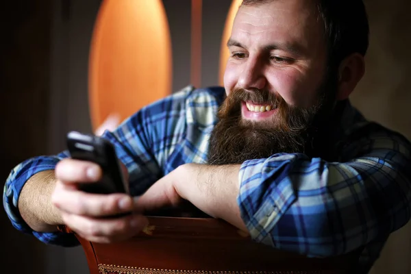 Чоловік бородатий тонований телефон — стокове фото