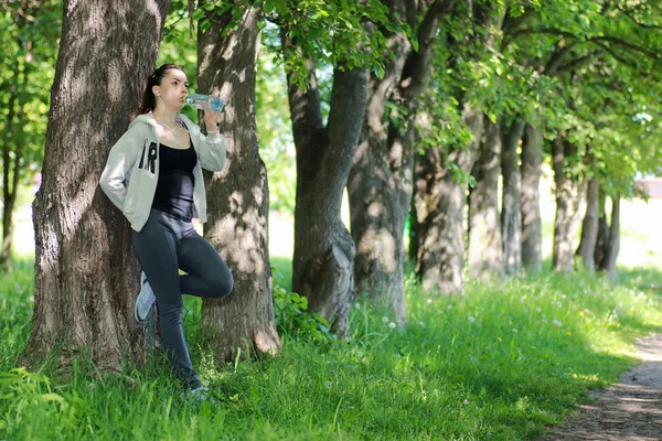 Mujer beber agua deporte — Foto de Stock