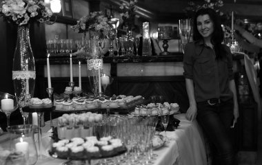 tatlılar ve arka karşı tatlı aperatifler çeşitli içeren tablo