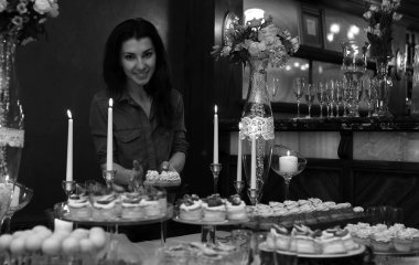 tatlılar ve arka karşı tatlı aperatifler çeşitli içeren tablo