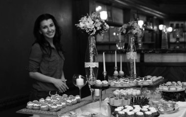 tatlılar ve arka karşı tatlı aperatifler çeşitli içeren tablo