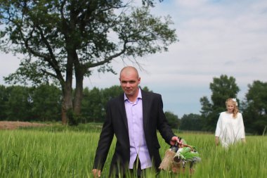 Çift aşık alanında yaz günde yürüyüş