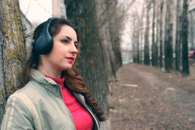 kulaklık ile parkta kız
