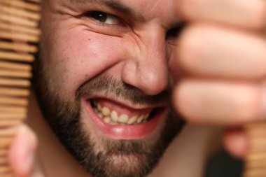 Jaluzi, kızgın adam