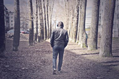 Sokaktaki yalnız adamın retro tonlu efektli fotoğrafı