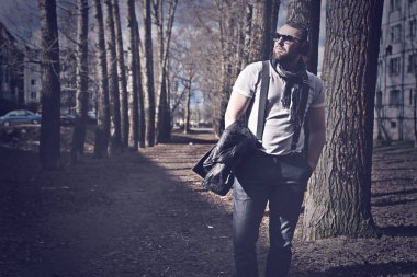 Sokaktaki yalnız adamın retro tonlu efektli fotoğrafı