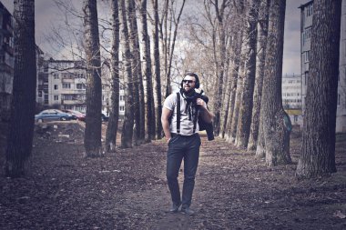 Sokaktaki yalnız adamın retro tonlu efektli fotoğrafı