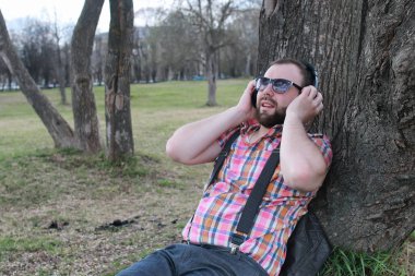 sakallı adam relax ağaç